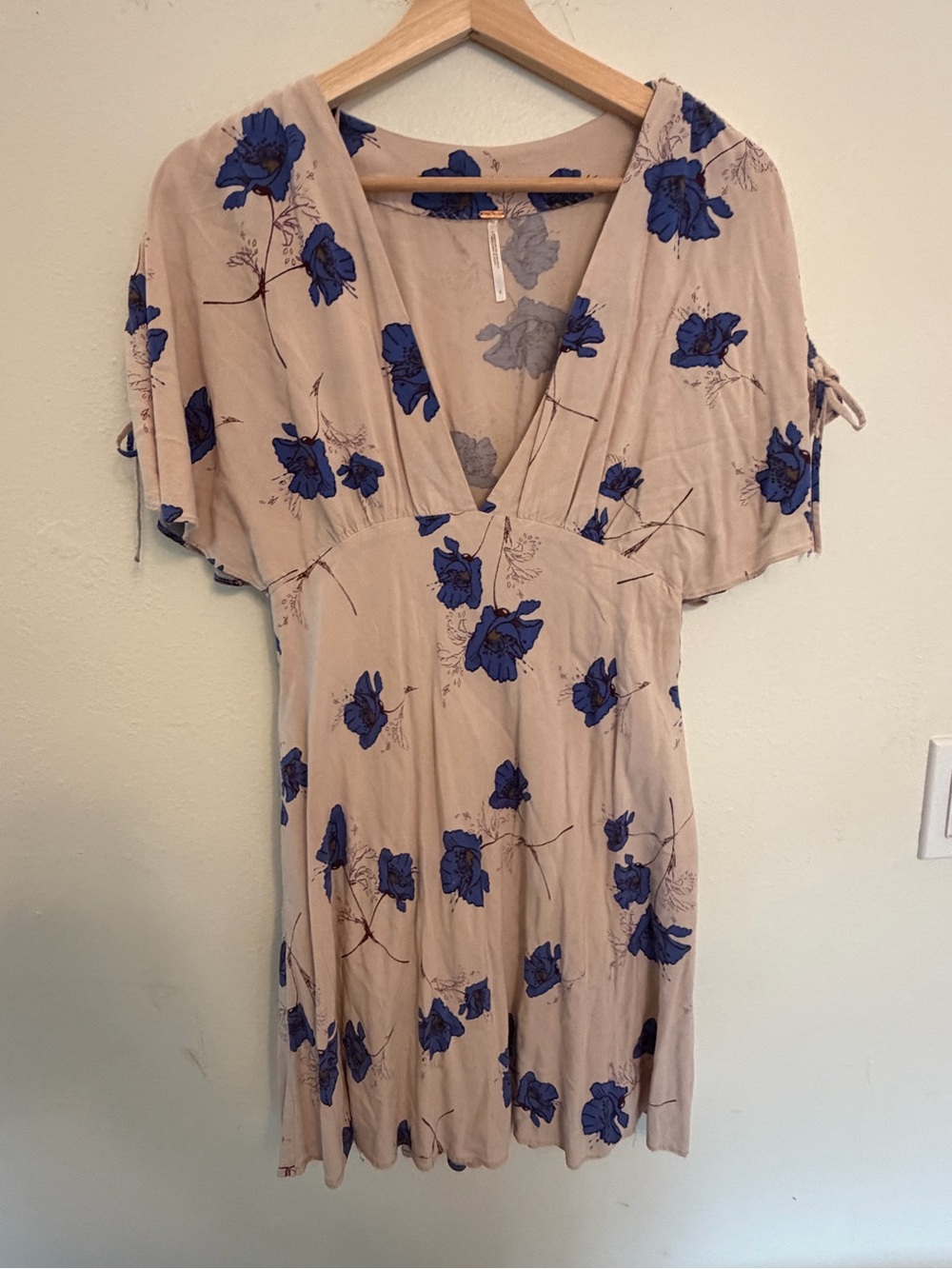 Free People Beige Mini Dress with‎ Blue Floral poppies pockets flutter sleeve